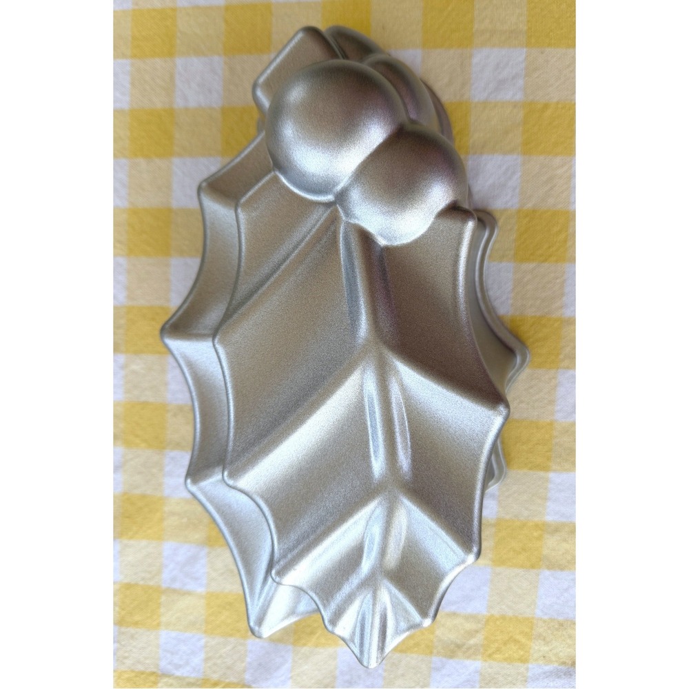 Nordic Ware Holly Leaves Cake Pan Silver